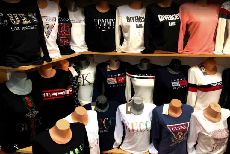 Tschechenmarkt-Cheb-Eger-gefaelschte-Markenware-T-Shirts-CK-Tommy-Gucci